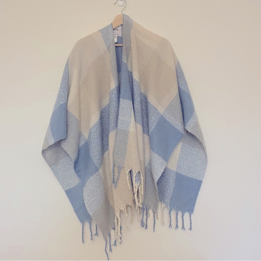 NWOT Ardene Women’s Blue & White Checkered Shawl Wrap Scarf Cozy Fall Winter